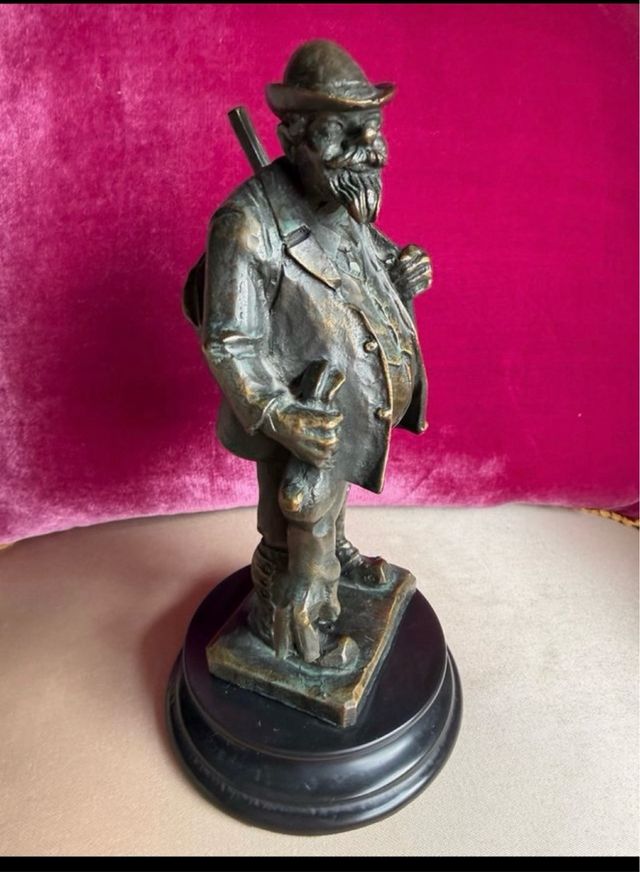 Figura bronce cazador con presa