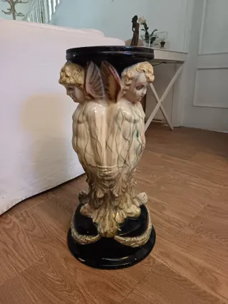 Peana y jarrón de cerámica antiguos