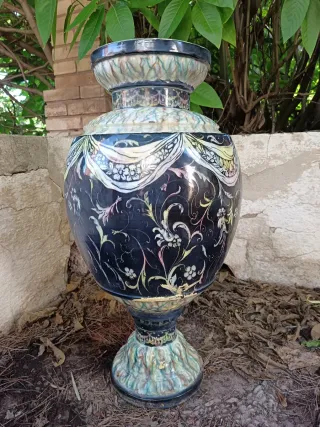 Peana y jarrón de cerámica antiguos