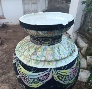 Peana y jarrón de cerámica antiguos