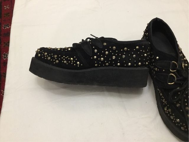 Zapatos negros con tachuelas