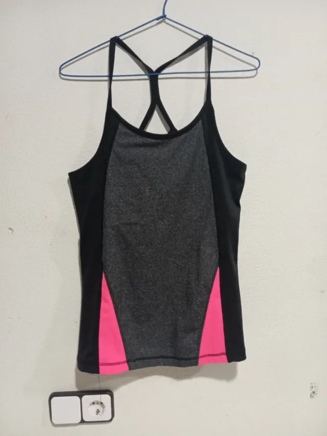 Camiseta deportiva con sujetador incorporado