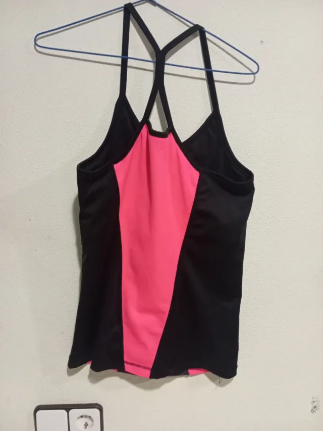 Camiseta deportiva con sujetador incorporado