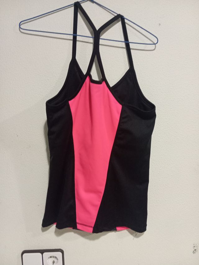 Camiseta deportiva con sujetador incorporado