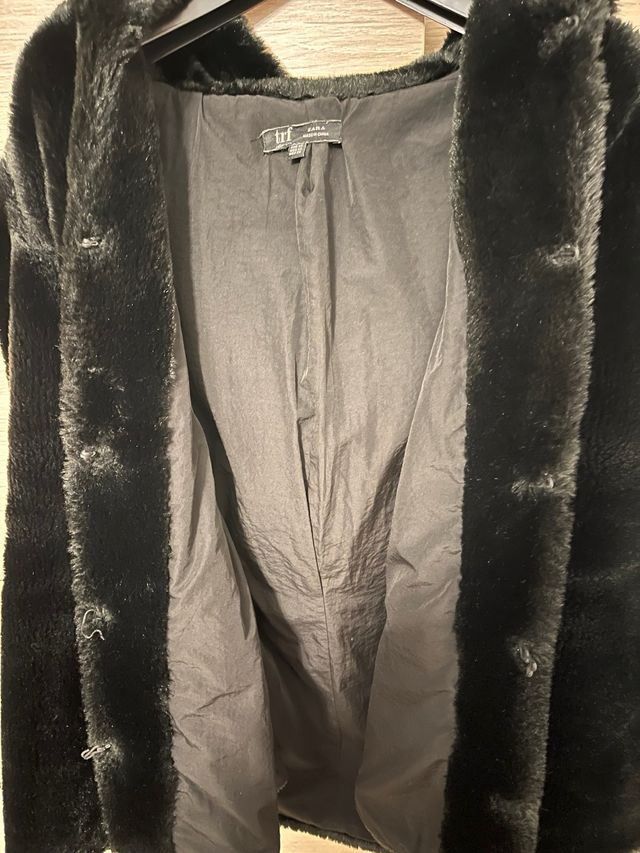 Abrigo pelo negro Zara capucha