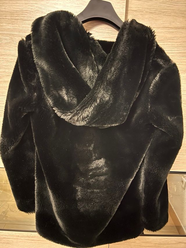 Abrigo pelo negro Zara capucha