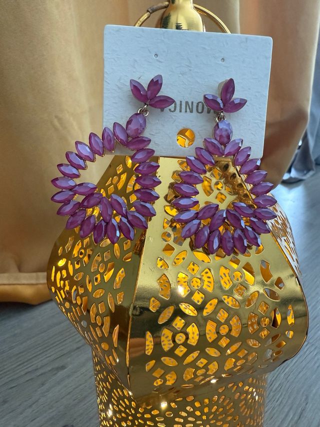 Pendientes dorados con piedras moradas