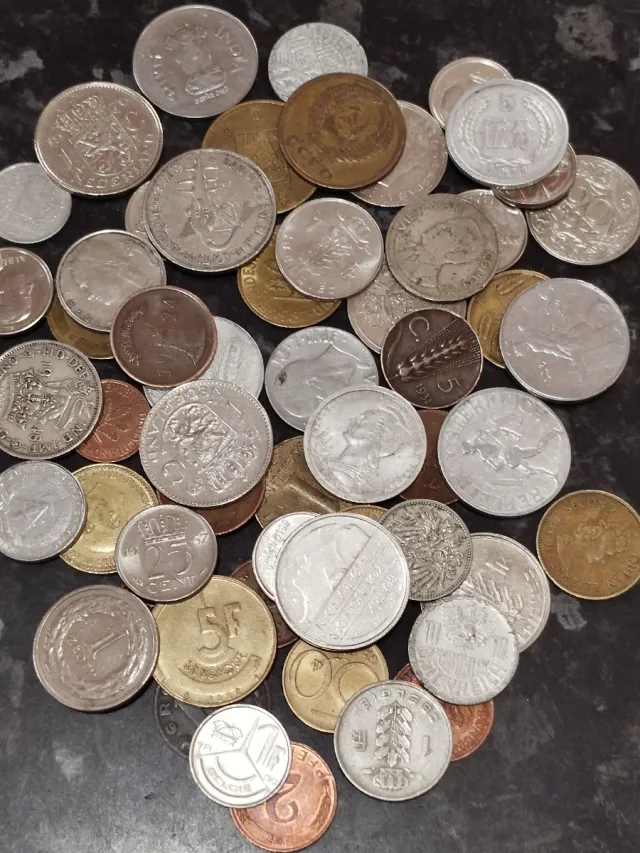 Lotto di 50 monete del mondo