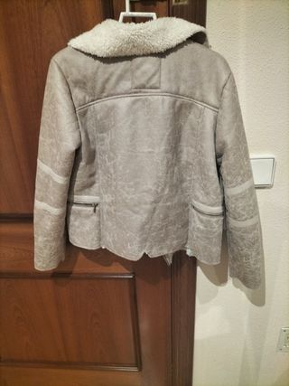 Cazadora niña beige y blanca