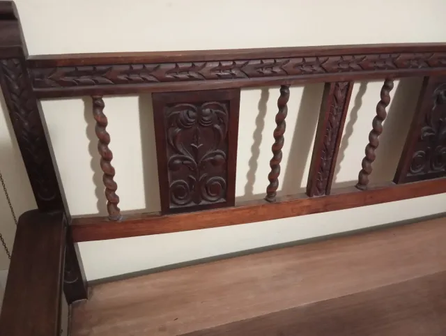 Banco y 4 sillas estilo renacentista