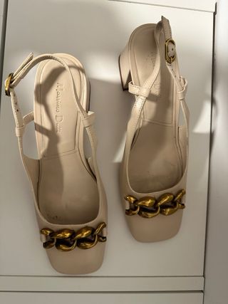 Zapatos Massimo Dutti Beige con Cadena Dorada