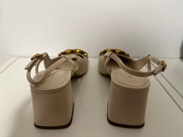 Zapatos Massimo Dutti Beige con Cadena Dorada