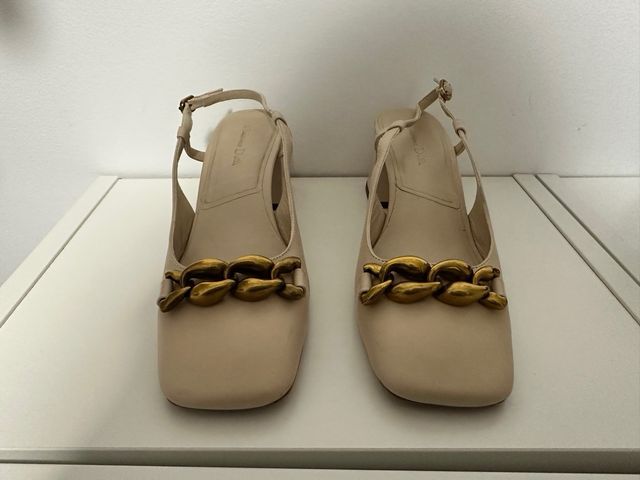 Zapatos Massimo Dutti Beige con Cadena Dorada