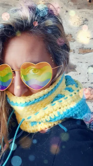 Capucha y cuello de lana azul y amarillo