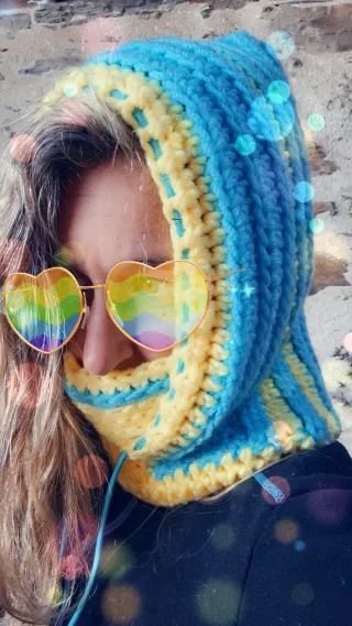 Capucha y cuello de lana azul y amarillo