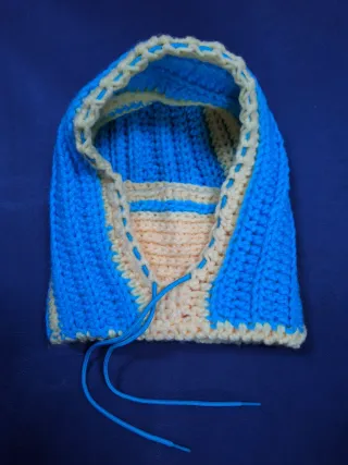 Capucha y cuello de lana azul y amarillo