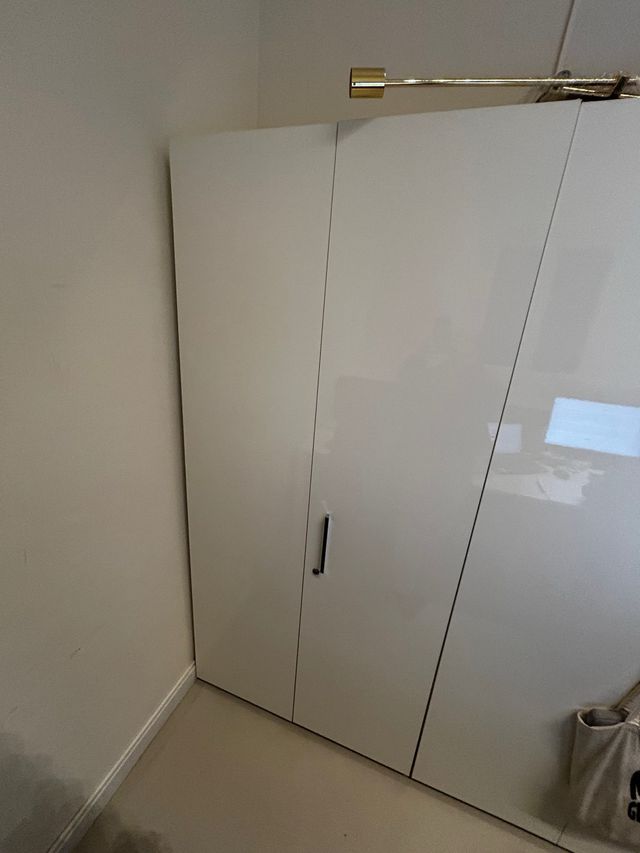 Armario blanco moderno.