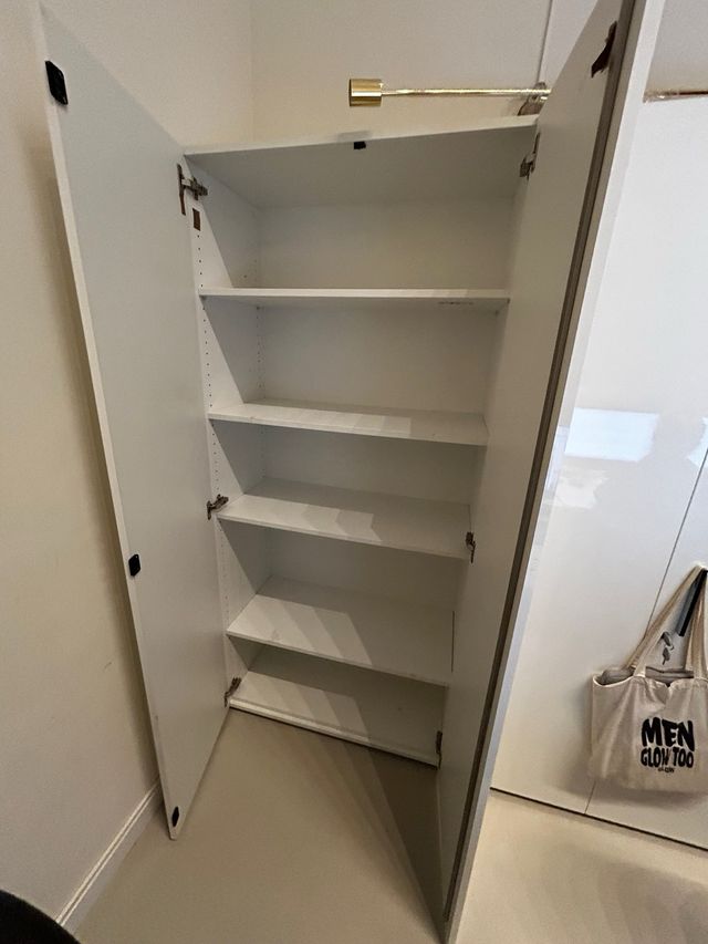 Armario blanco moderno.