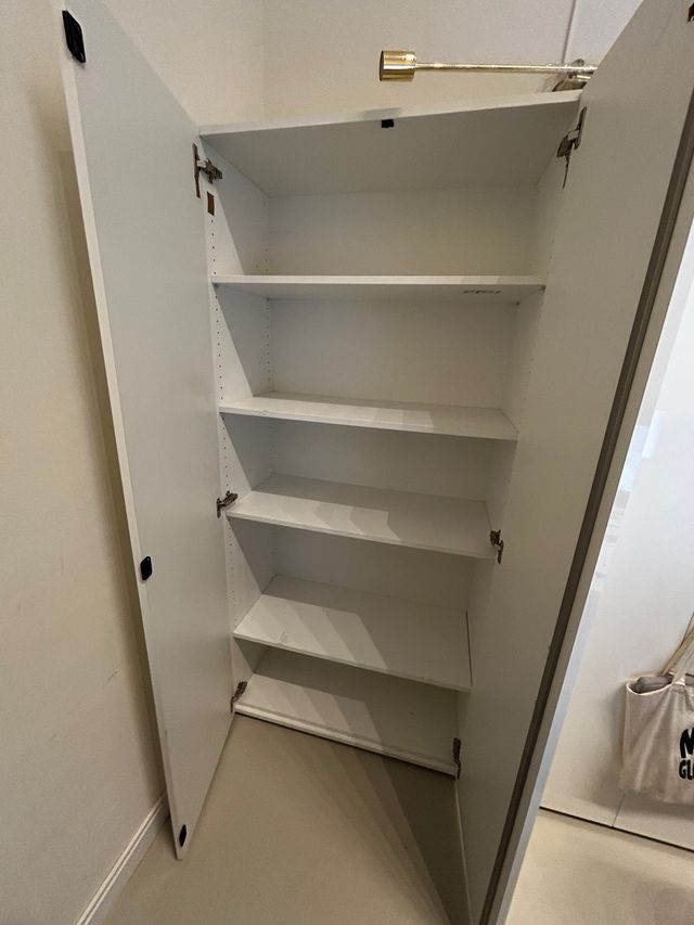 Armario blanco moderno.