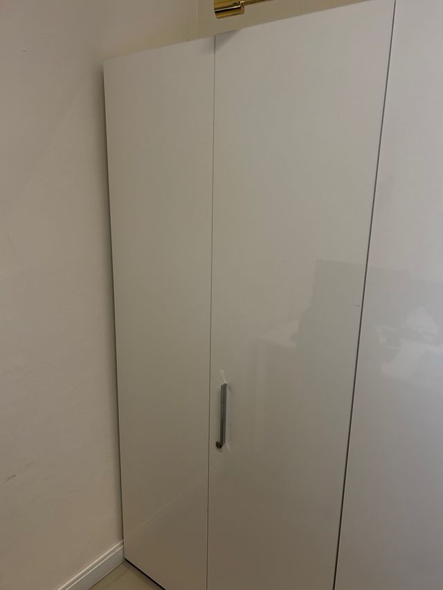 Armario blanco moderno.