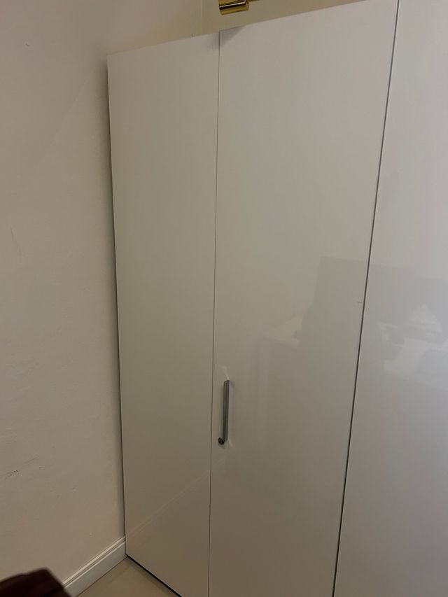 Armario blanco moderno.