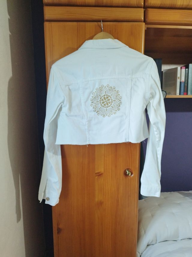 Chaqueta vaquera blanca cropped mandala