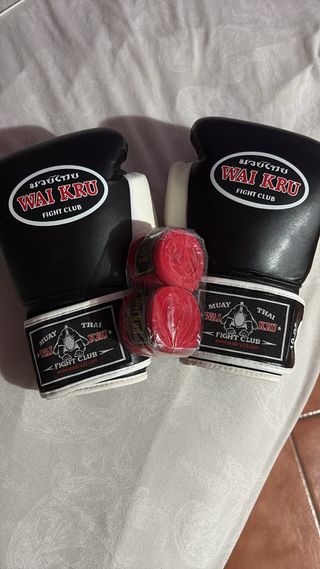 Guantes Wai Kru 10oz + vendas Muay Thai