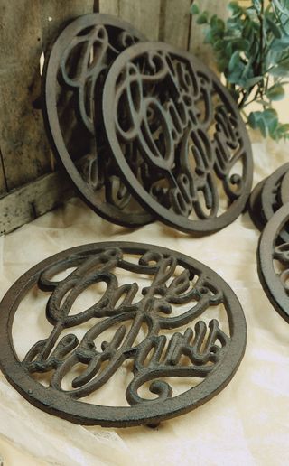 Sottopiatti in ghisa anticata stile Bohemien