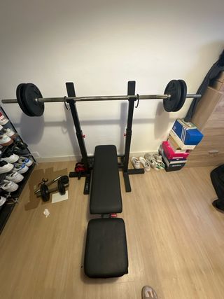 Banco de pesas con barra y discos. Rebajas por mud
