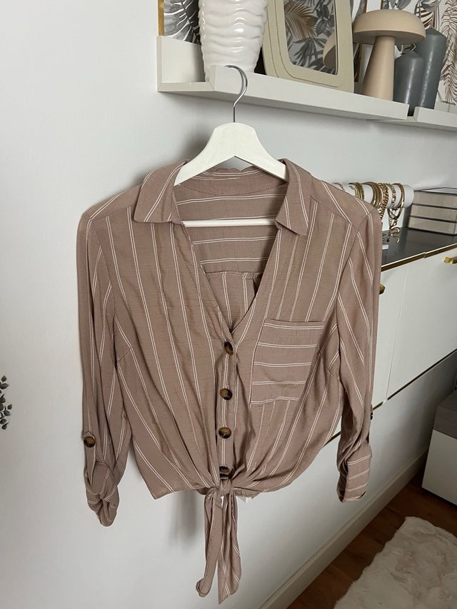 Camisa marrón con rayas blancas