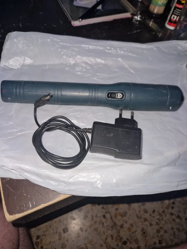 Destornillador eléctrico con cargador.