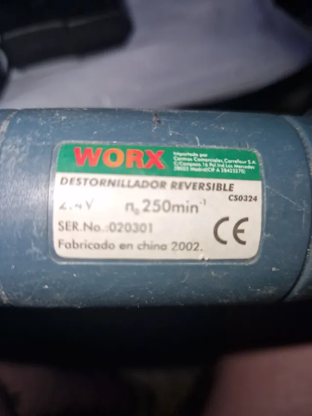 Destornillador eléctrico con cargador.