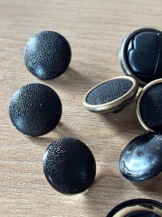 Lote 14 botones negros y dorados