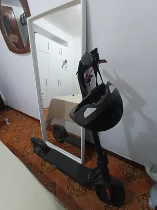 Patinete eléctrico con casco