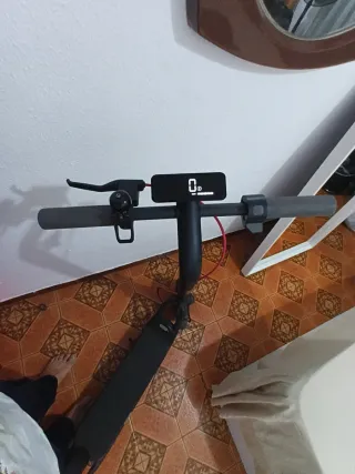 Patinete eléctrico con casco