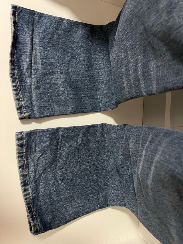 Jeans Zara tiro medio acampanados
