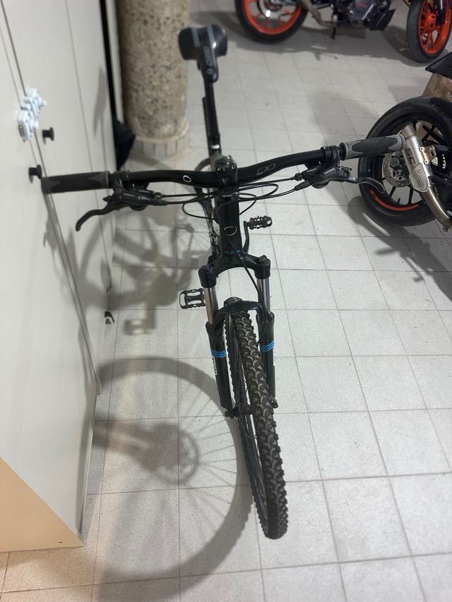 Bicicleta Orbea XCM Negra y Azul