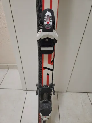 Esquíes junior con fijaciones