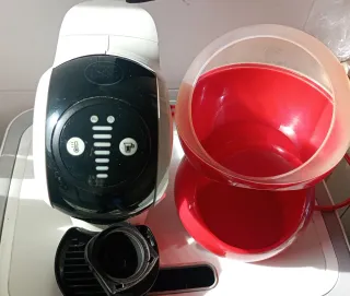 Cafetera Dolce Gusto Roja y Blanca