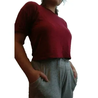 Camiseta granate/burdeos con cordones