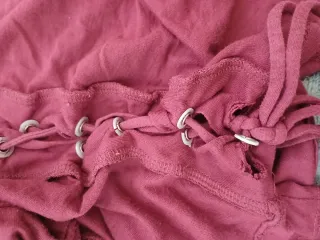 Camiseta granate/burdeos con cordones