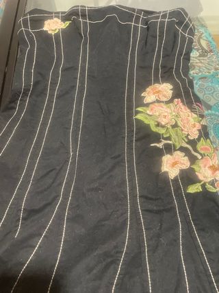 Vestido negro con bordado floral