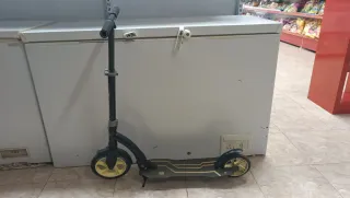 Patinete plegable negro y amarillo