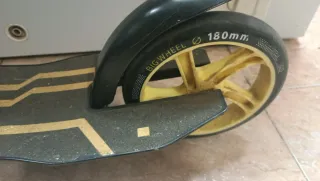 Patinete plegable negro y amarillo