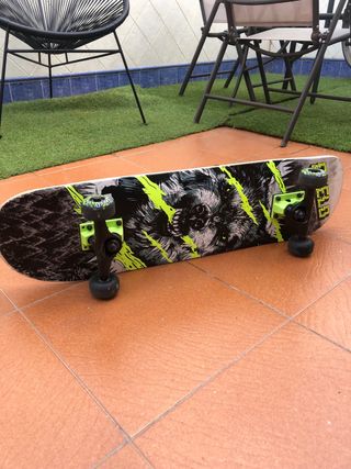 Patinete con diseño de lobo. 78cm largo 20 ancho.