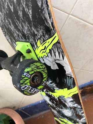 Patinete con diseño de lobo. 78cm largo 20 ancho.
