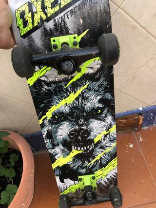 Patinete con diseño de lobo. 78cm largo 20 ancho.