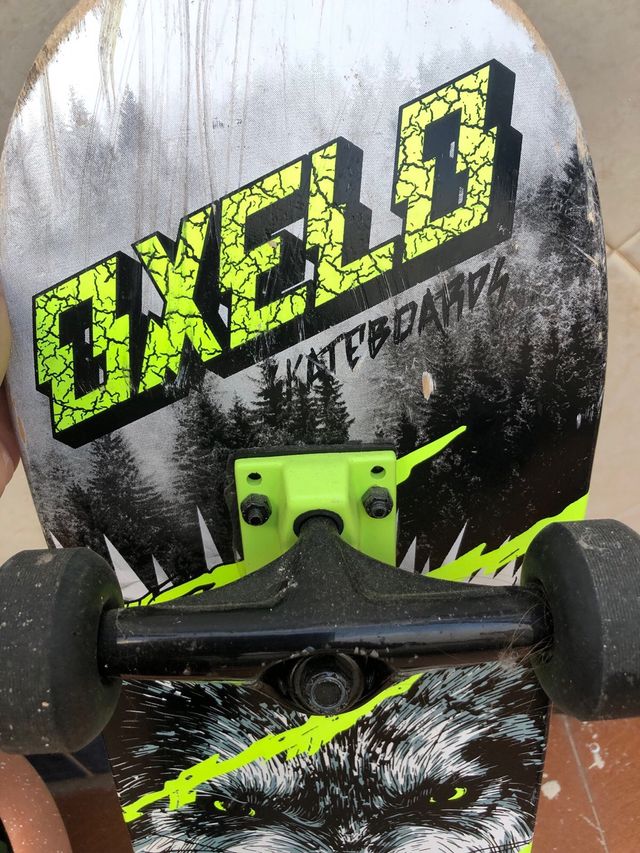 Patinete con diseño de lobo. 78cm largo 20 ancho.