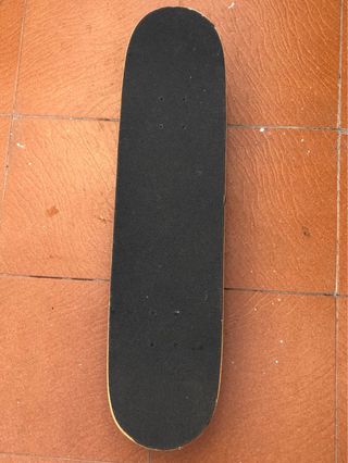 Patinete con diseño de lobo. 78cm largo 20 ancho.