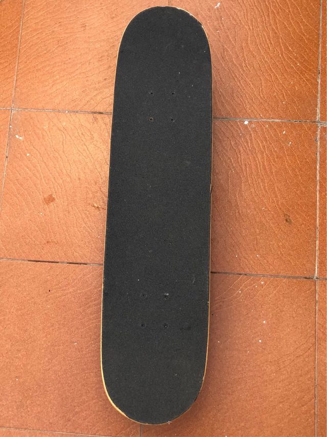 Patinete con diseño de lobo. 78cm largo 20 ancho.